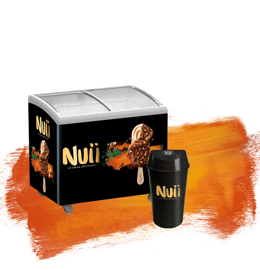 Zwarte Nuii vrieskist met afbeeldingen van chocolade-ijsjes en een zwarte Nuii thermosbeker op oranje achtergrond.