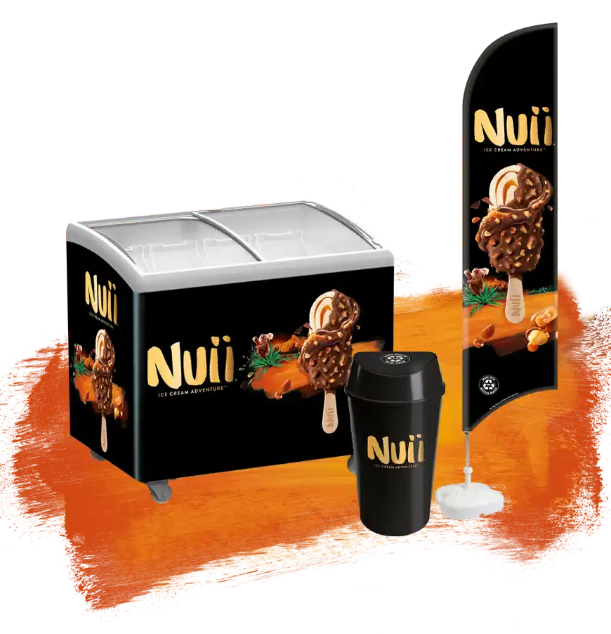 Zwarte koelbox, drinkbeker en vlag met Nuii-ijs en noten op oranje achtergrond.