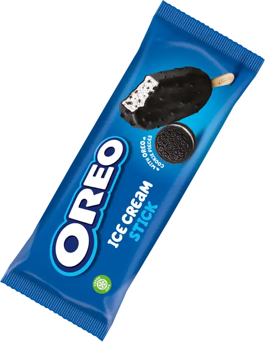Oreo-ijslolly met chocoladelaag en stukjes koek op blauwe achtergrond.