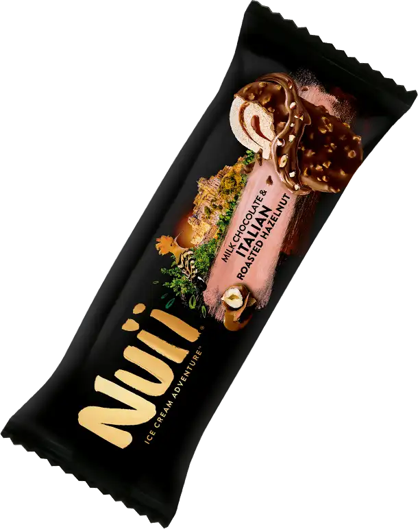 Nuii ijslolly met melkchocolade en Italiaanse geroosterde hazelnoot, verpakt in zwarte verpakking.