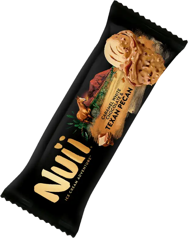 Nuii ijsreep met karamel witte chocolade en Texaanse pecannoten op zwarte achtergrond.