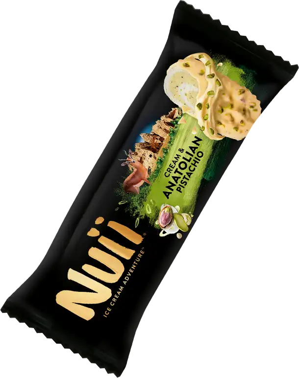 Nuii roomijsreep met cream & Anatolische pistache, verpakt in zwarte verpakking met afbeeldingen van pistachenoten en ijs.