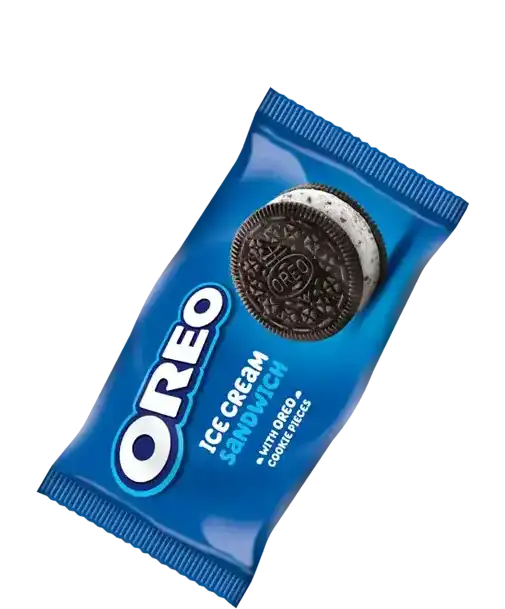 Oreo ijsjesandwich verpakt in blauw plastic met afbeelding van ijsje en tekst.