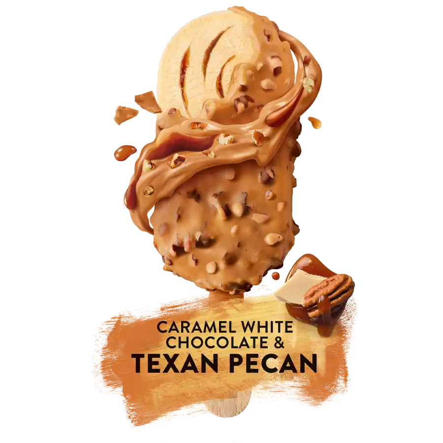 IJsje met karamel witte chocolade en Texaanse pecannoten bedekt met stukjes pecan en karamelsaus.