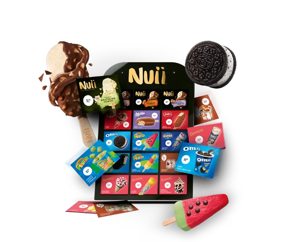 Een assortiment van ijsproducten waaronder Nuii, Oreo, Fruto, Smarties en Domini, weergegeven met prijskaartjes en ijsjes zoals chocolade- en watermeloenijsjes.