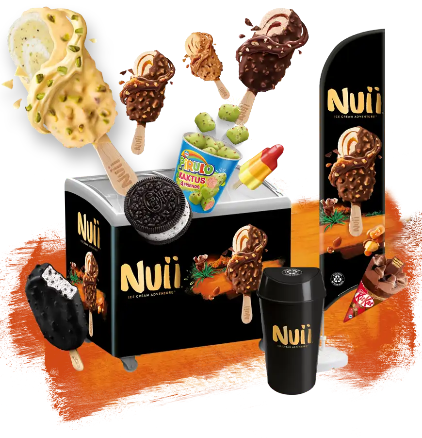 Een collage van diverse Nuii-ijsproducten, waaronder chocolade-ijsjes, een pistache-ijsje, een Oreo-ijsje, een cactus-sorbet en een KitKat-ijsje naast een zwarte Nuii-koelbox en een Nuii-vlag.
