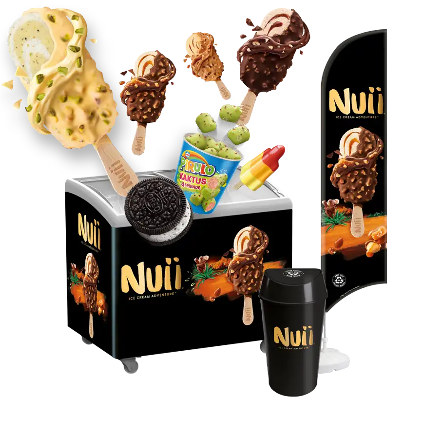 Diverse ijsjes en snacks van Nuii en Pirulo met potje kaktus ijs, Oreo koekje, en Nuii koelbox en afvalbak.