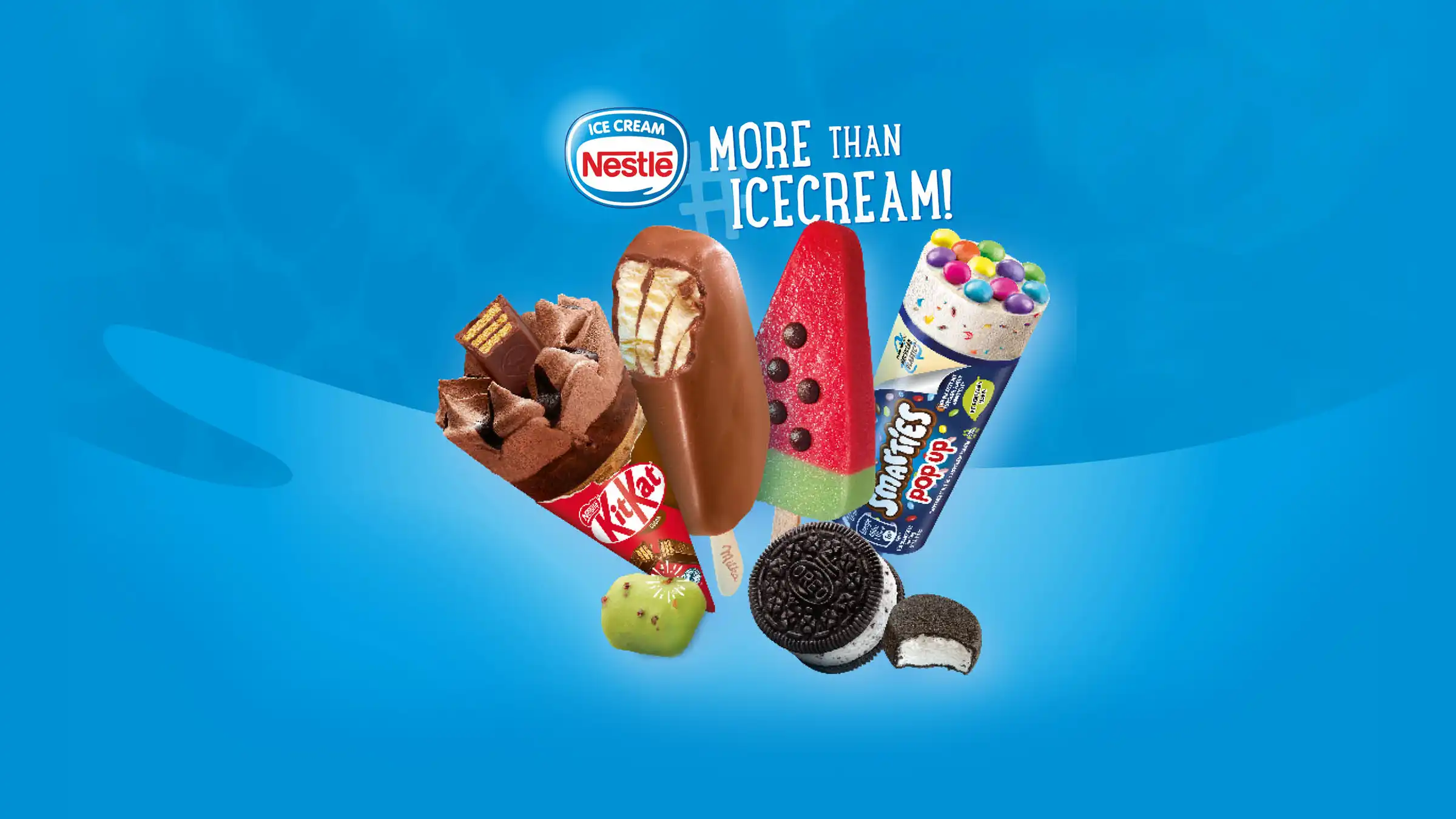 Verschillende Nestlé-ijsjes, waaronder KitKat-ijshoorntje, chocolade-ijslolly, watermeloen-ijsje, en Smarties ijs, op een blauwe achtergrond met tekst 'More than ice cream!'