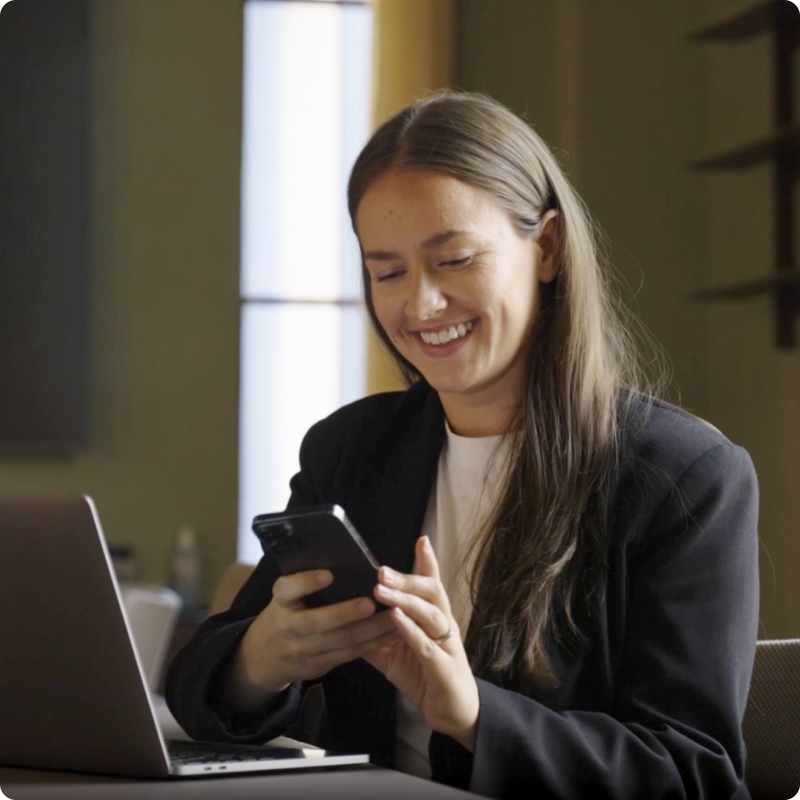 Ansatt  ser på Izy App på mobilen.