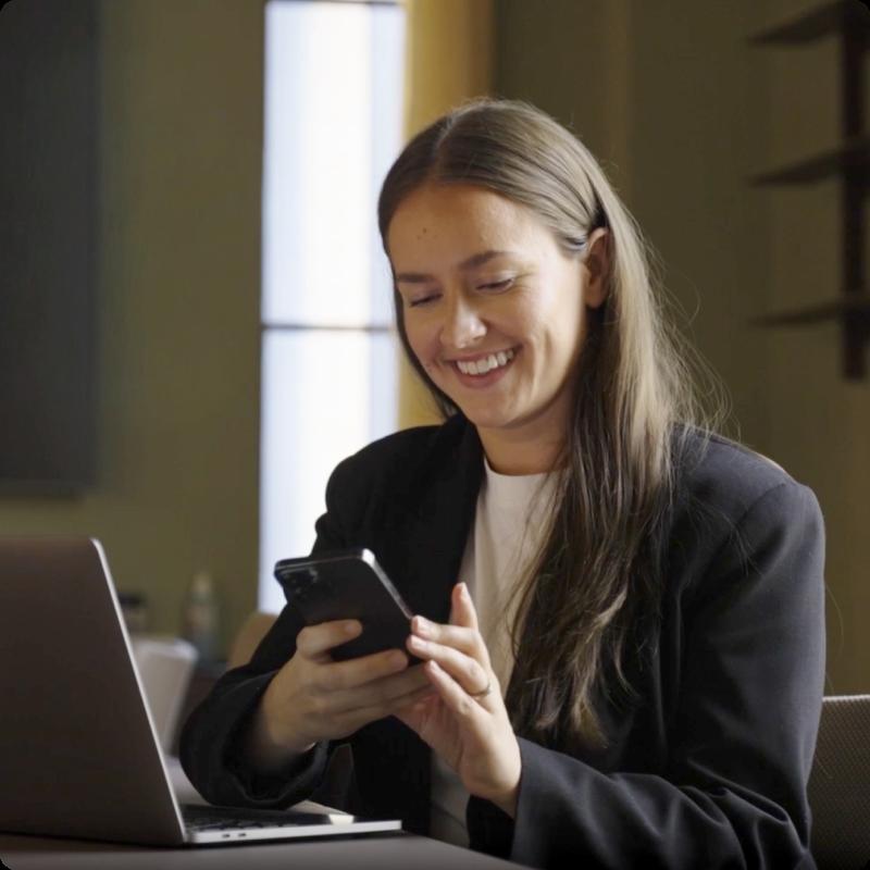 Ansatt  ser på Izy App på mobilen.