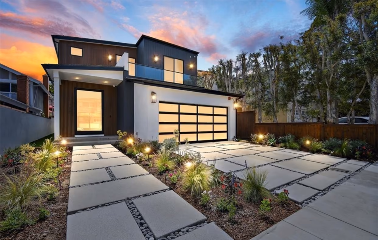 Maple Residence exterior in Manhattan Beach with strong modern lines, warm oak accents, and a private outdoor terrace.
