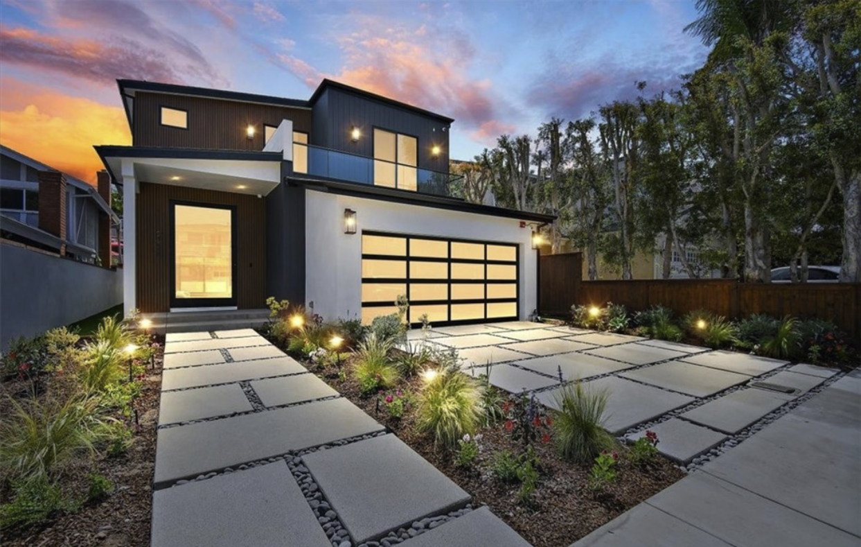 Maple Residence exterior in Manhattan Beach with strong modern lines, warm oak accents, and a private outdoor terrace.