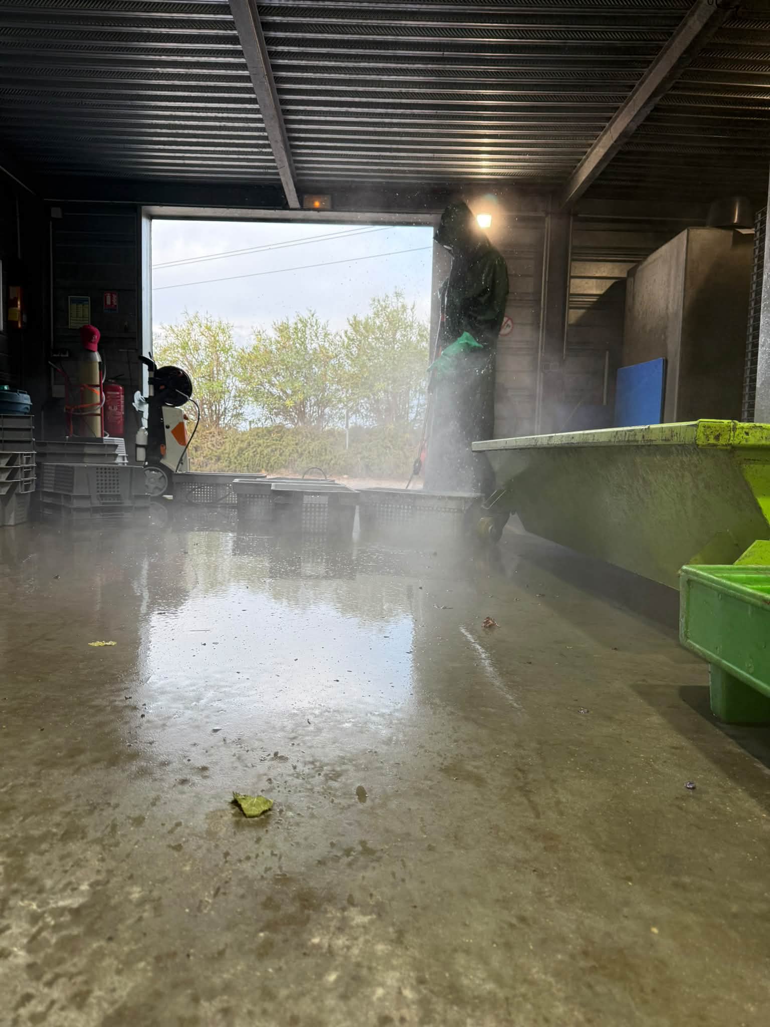 Un des aspect « caché «  du travail au chai est le grand nettoyage après les vendanges. Tout doit être décapé, lavé et désinfecté avant d’être rangé en attendant la prochaine vendange. Cela prend pres