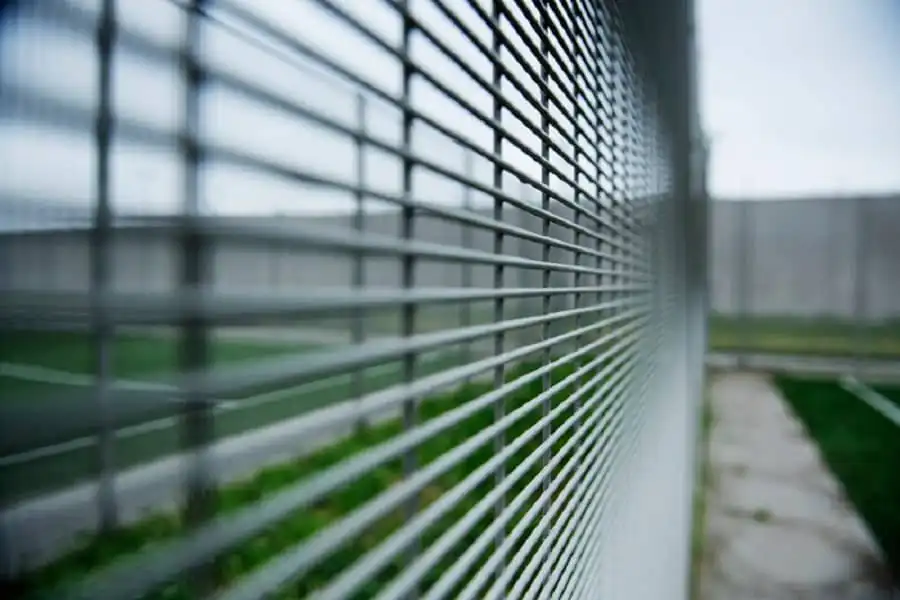 Een close up image van een gevangenis