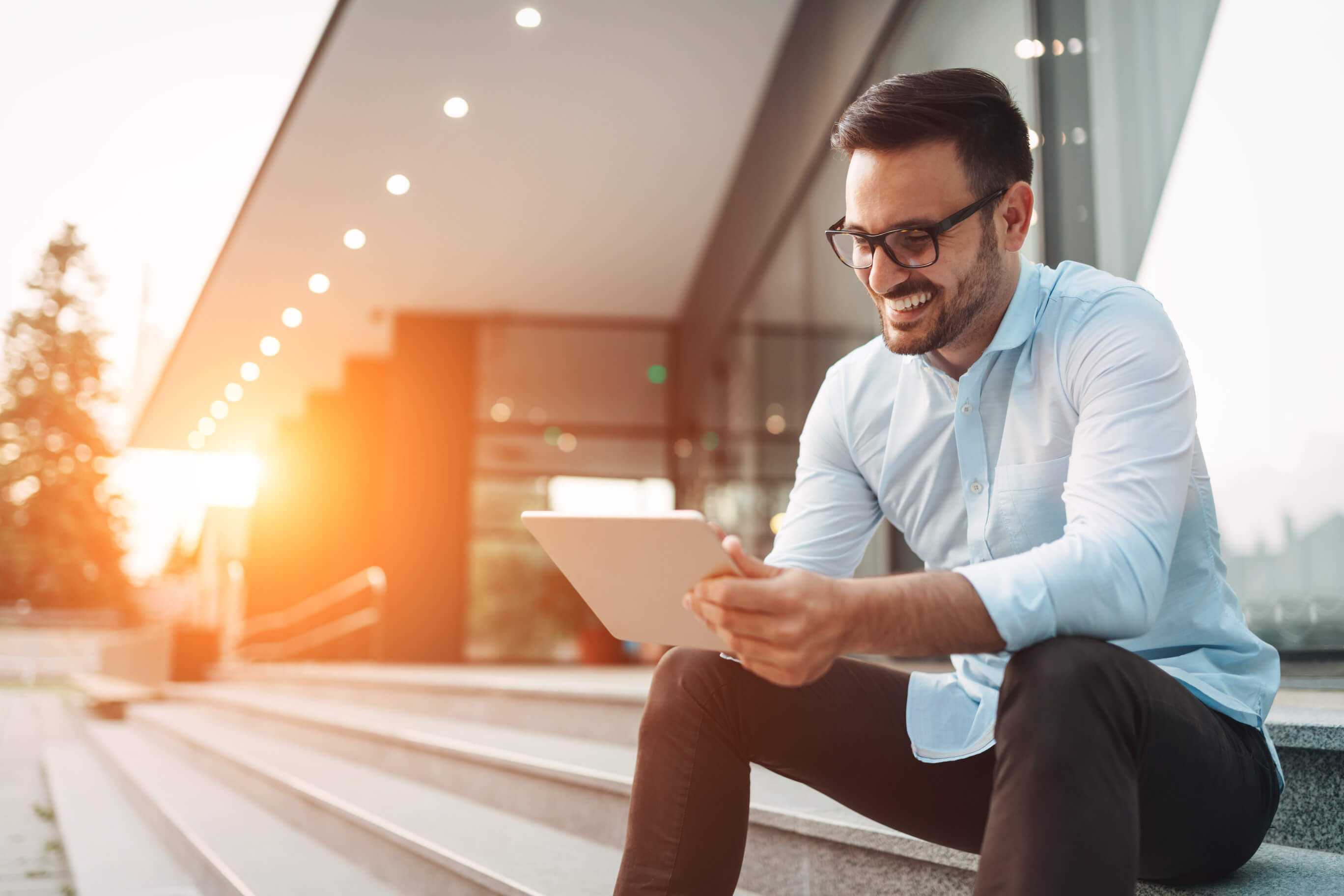 Gestionnaire d'actifs consultant les données de son portefeuille immobilier avec la plateforme cloud aedifion
