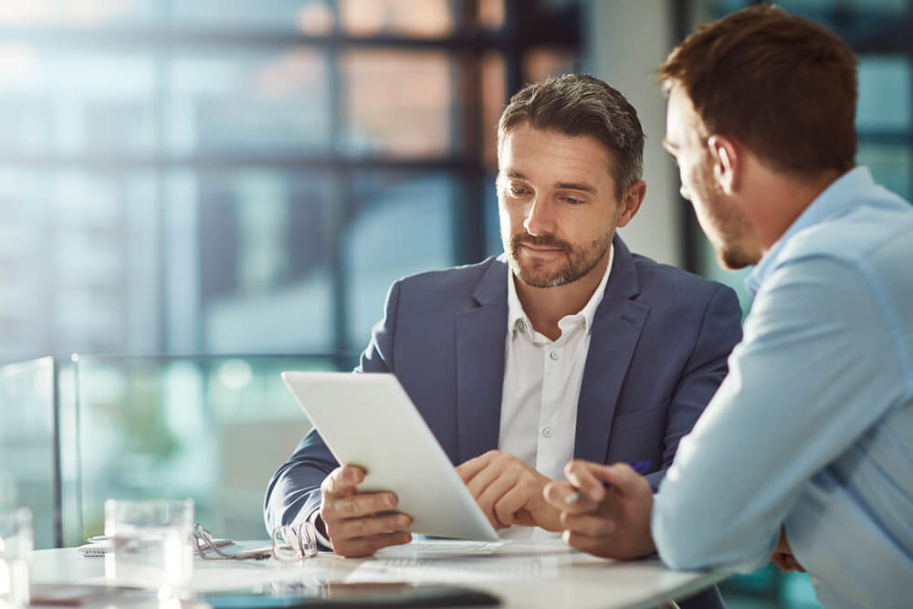 Asset manager analysant les impacts du décret BACS sur un portefeuille de bâtiments tertiaires.
