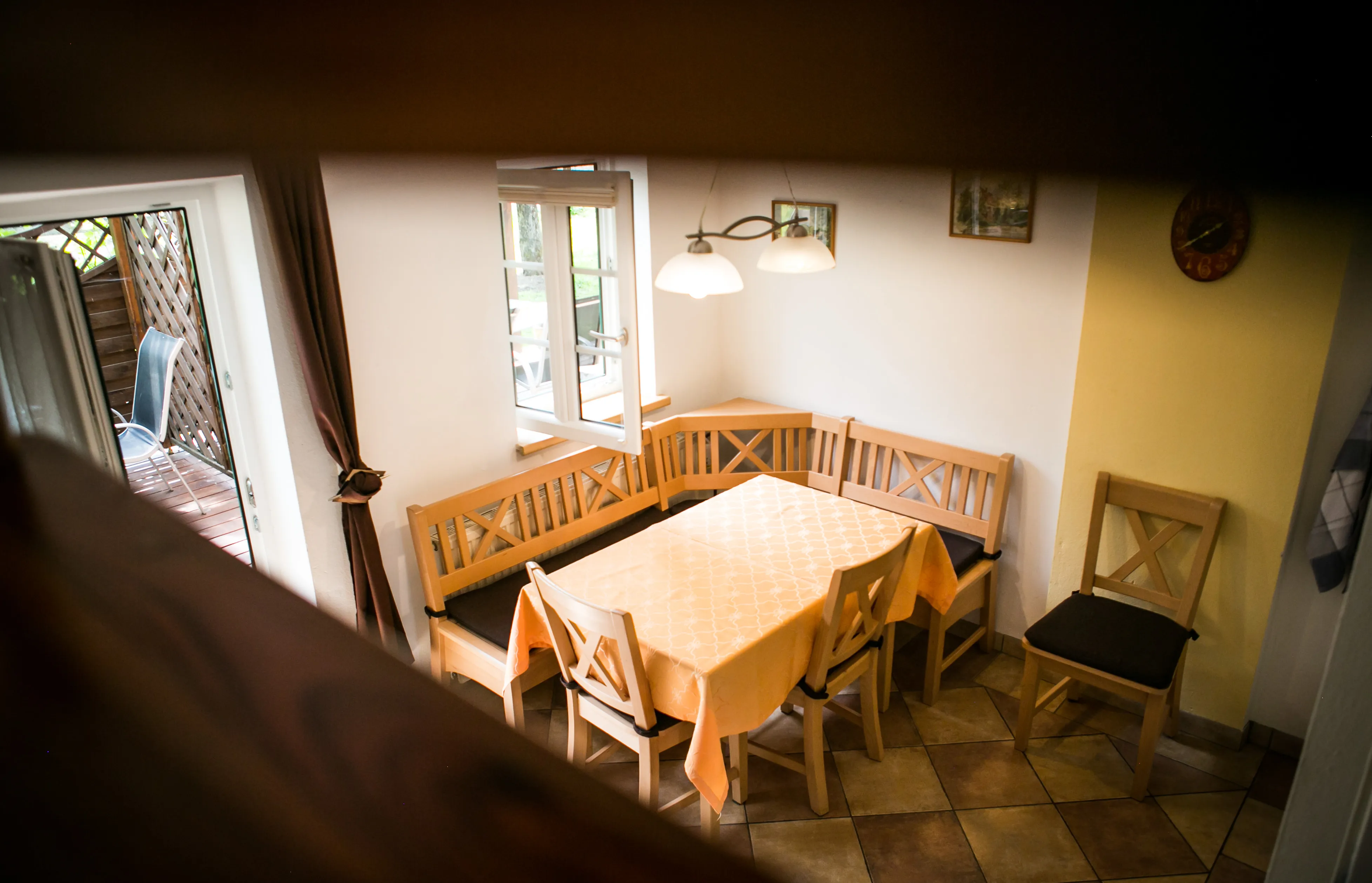Gemütliche Essecke mit Eckbank und Blick auf die Terrasse einer Ferienwohnung am Tobelmühlhof