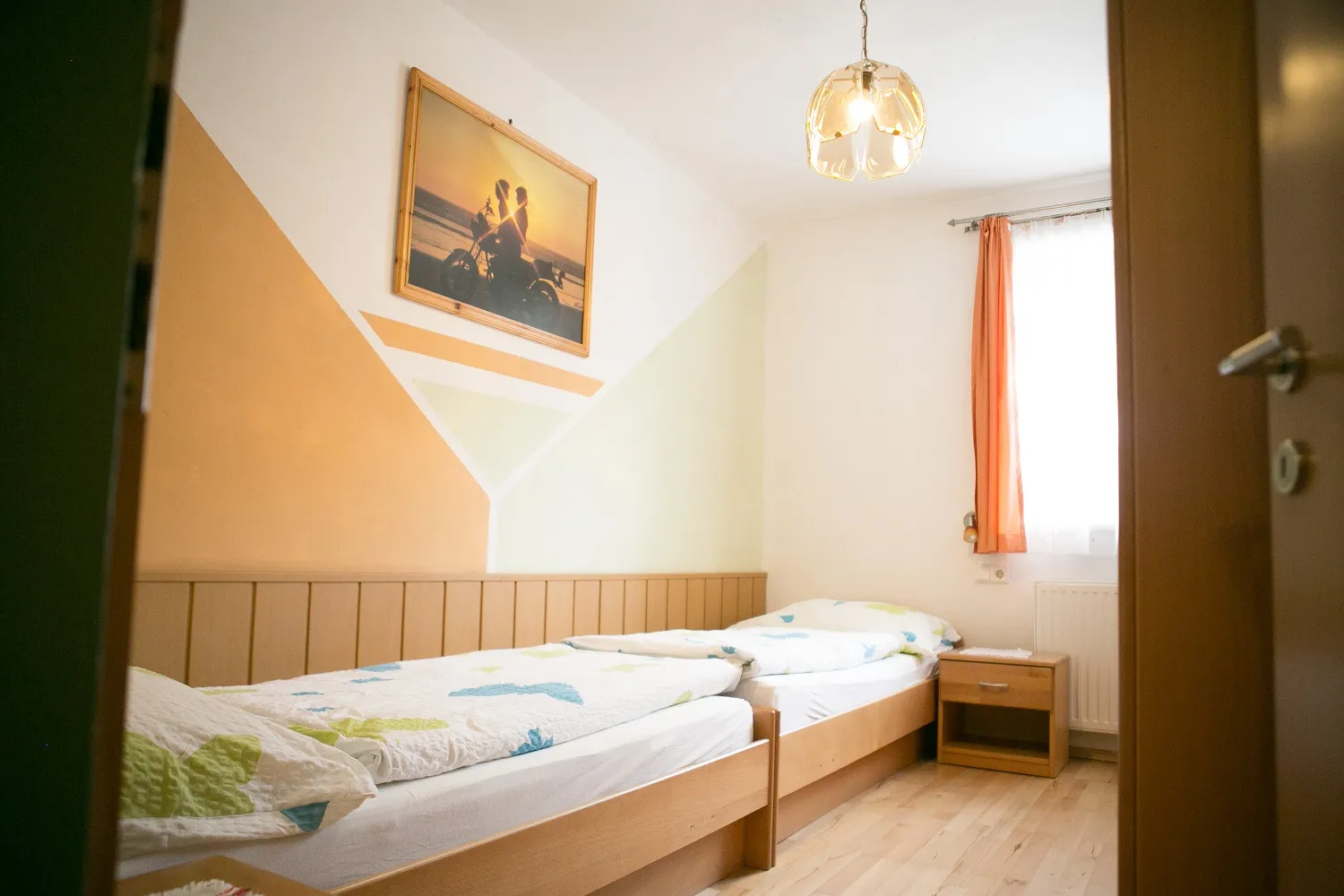 Schlafzimmer mit zwei Einzelbetten in der Ferienwohnung Waldblick