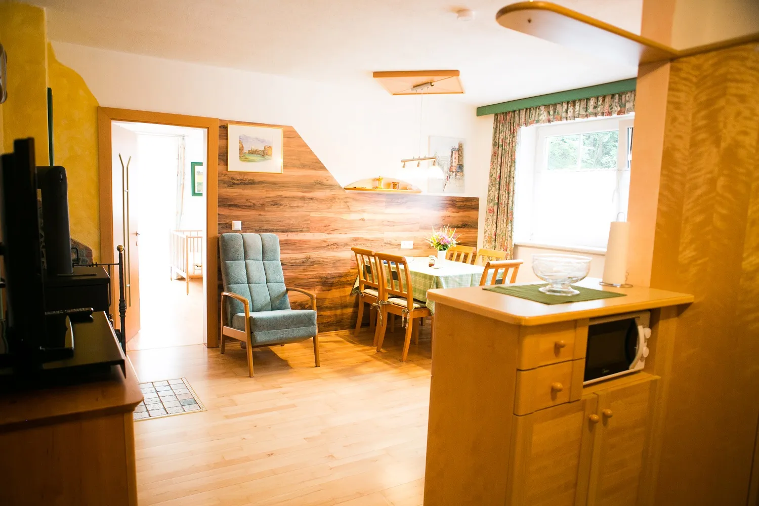 Wohnküche mit Essbereich in der Ferienwohnung Waldblick
