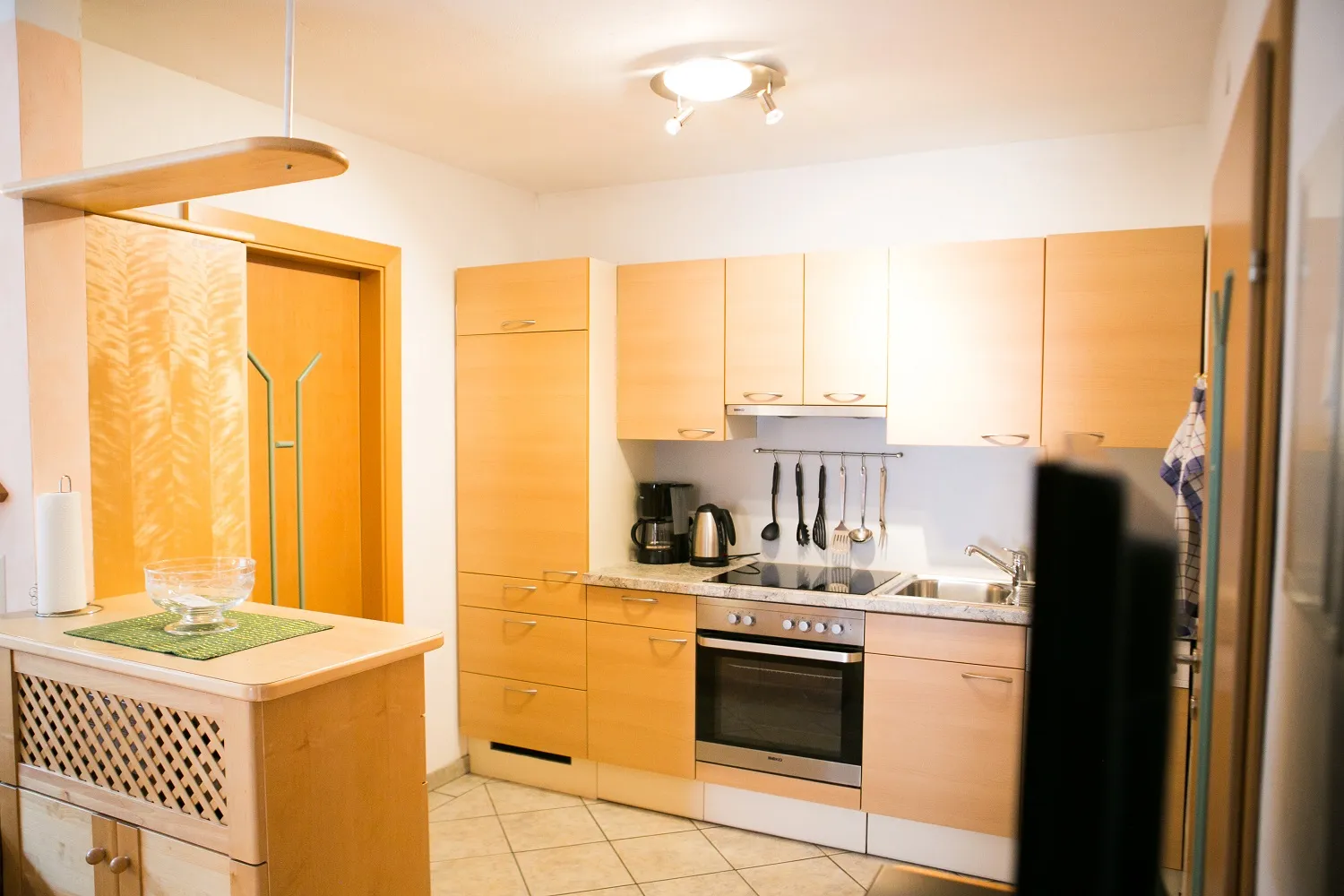 Küchenzeile mit Backofen in der Ferienwohnung Waldblick