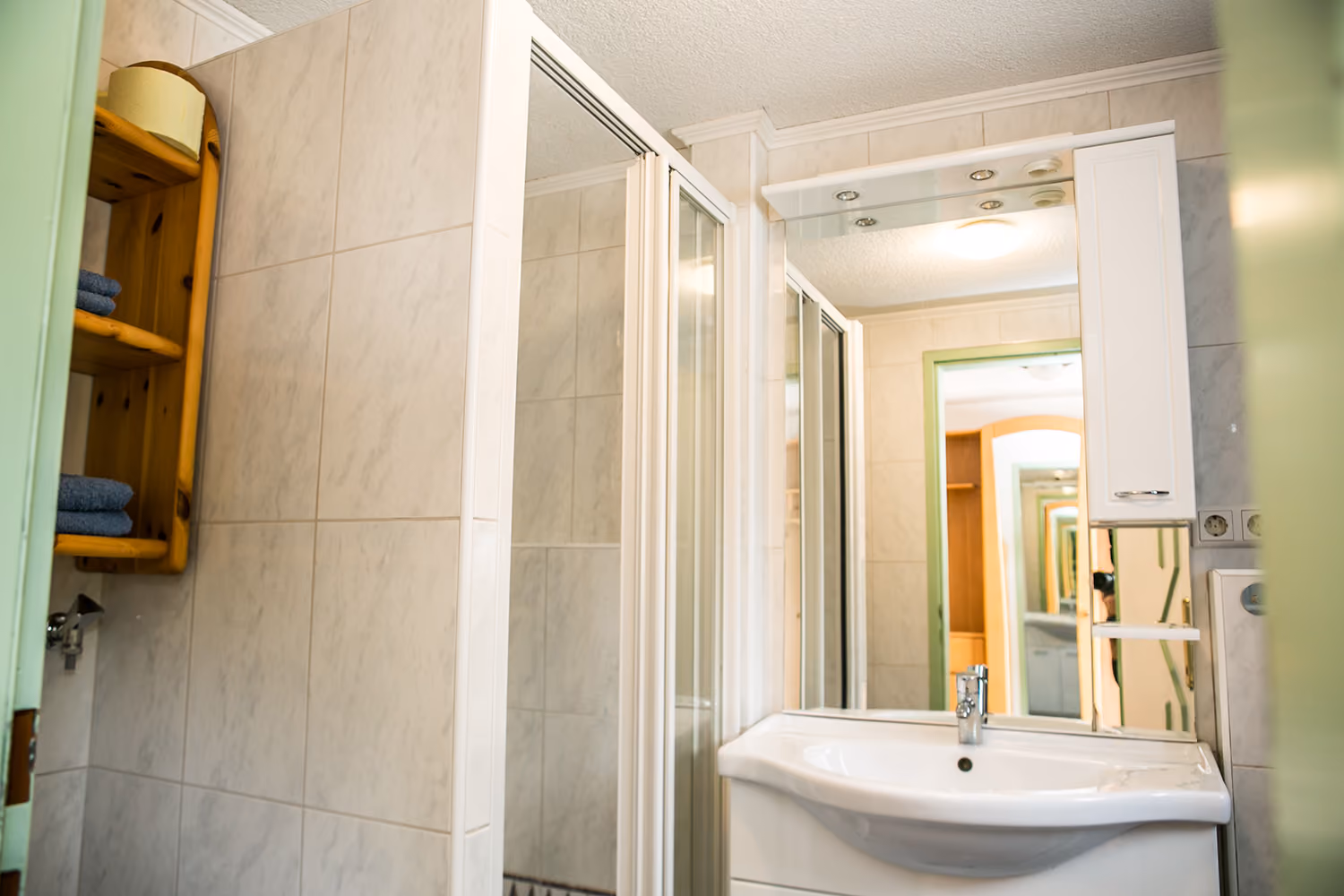 Badezimmer mit Dusche in der Ferienwohnung Wildkarwasserfall