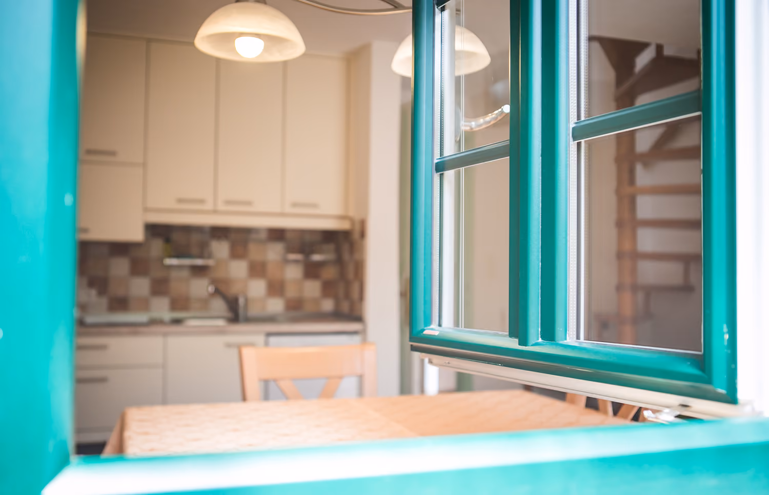 Küche mit Essplatz am Fenster in der Ferienwohnung Wildkarwasserfall