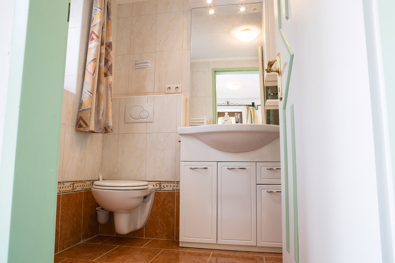 Badezimmer mit WC und Waschbecken in der Ferienwohnung Teufelsgraben