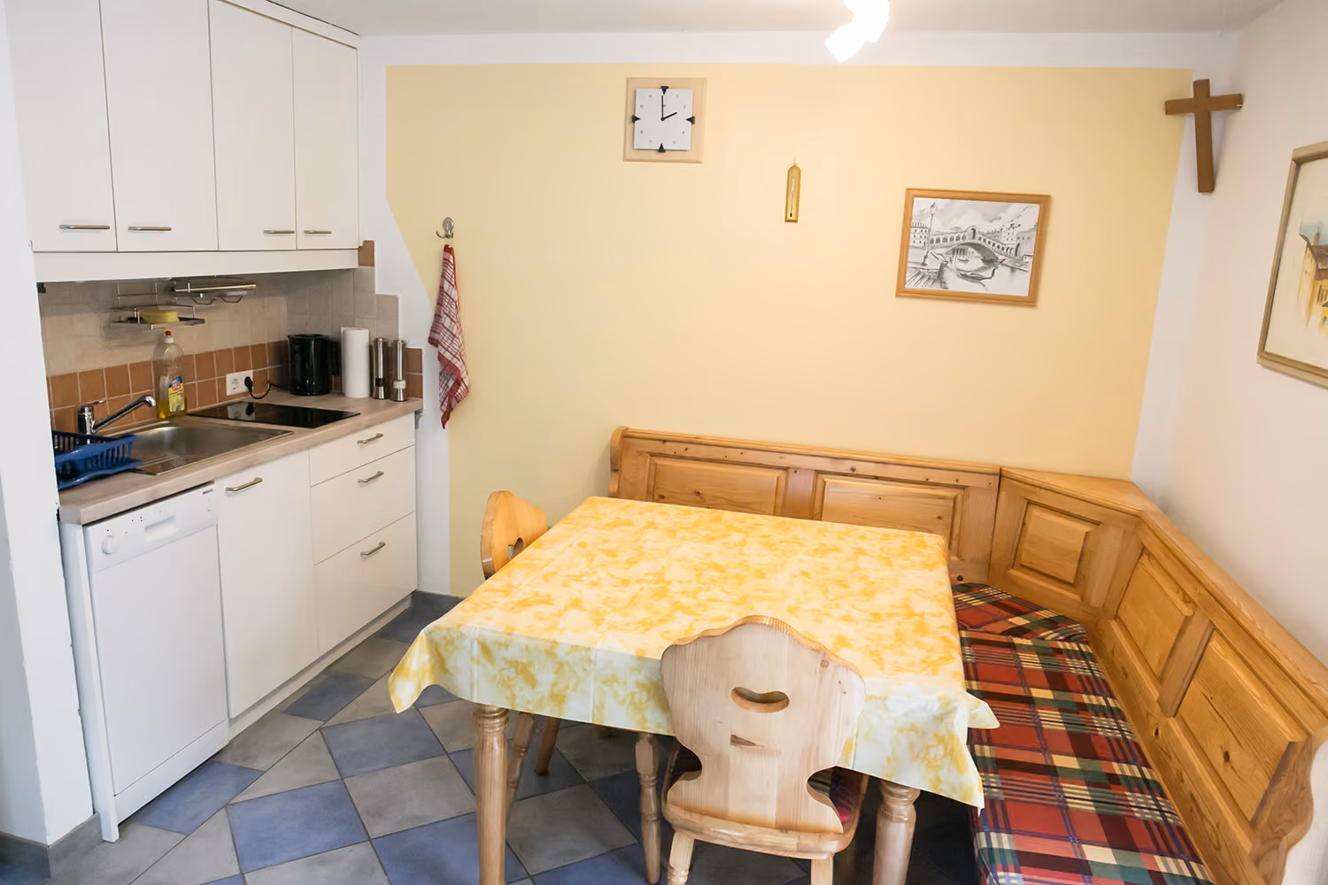 Küche mit Essecke in der Ferienwohnung Teufelsgraben