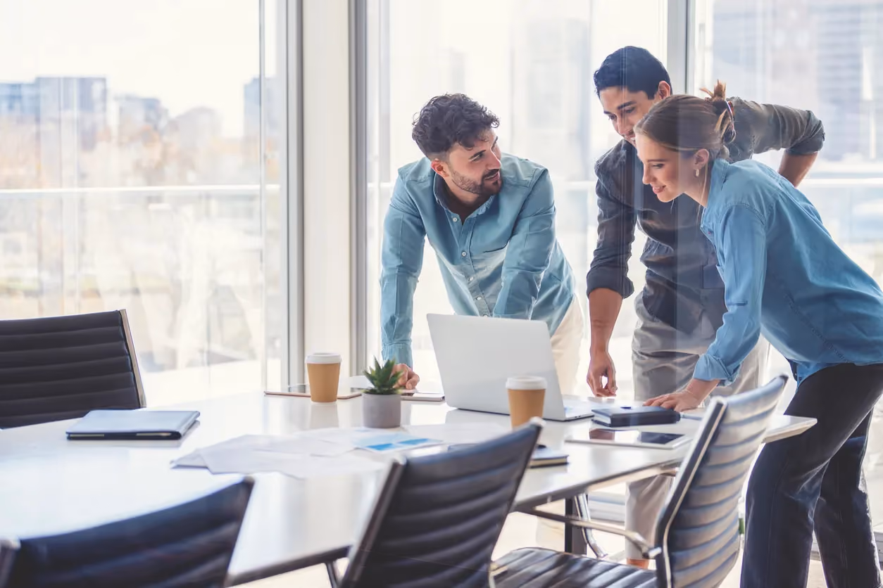 Un grupo de tres líderes empresariales en una sala de juntas trabajando con un ordenador portátil.||¿Cómo elegir la herramienta de IA empresarial adecuada, entre un chatbot, Agent Assist y agentes autónomos?|||Infografía titulada «Una sencilla lista de verificación para agentes de IA». Muestra seis pasos para iniciar su andadura en la IA: elija un caso de uso, comience con Agent Assist, defina las barreras de seguridad, configure la observabilidad, realice una prueba piloto con un grupo reducido y mida y repita para lograr una mejora continua. Infografía titulada «Cómo elegir la herramienta adecuada». Compara los chatbots, Agent Assist y los agentes autónomos, mostrando cómo funciona cada uno, qué tareas realizan y el nivel de control humano o autonomía que implican.|Infografía titulada «Agentes de IA: 3 pilares de confianza». Visualiza tres pilares (arquitectura, seguridad y gobernanza) y muestra cómo el diseño modular, las barreras de seguridad y la responsabilidad crean sistemas de IA seguros y escalables para la empresa. Infografía que ilustra los cinco niveles de madurez de los agentes de IA, desde un chatbot estático hasta un sistema multiagente totalmente integrado. Muestra la progresión desde la automatización básica de preguntas y respuestas hasta la asistencia de agentes, la automatización de tareas supervisadas por humanos, los agentes autónomos con barreras de seguridad y, finalmente, una red de agentes empresariales coordinados que trabajan en todos los sistemas.
