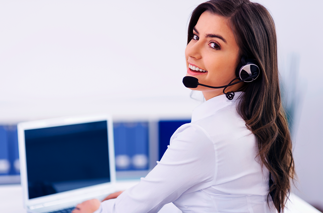 Una mujer en su puesto de trabajo en un centro de atención telefónica 