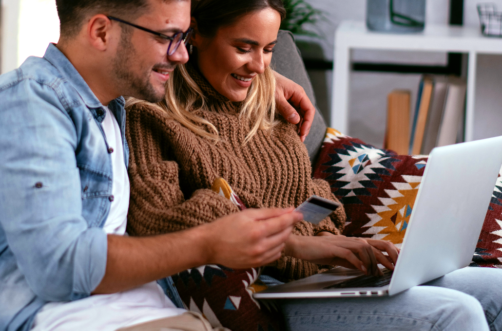 Un hombre y una mujer utilizando un ordenador portátil