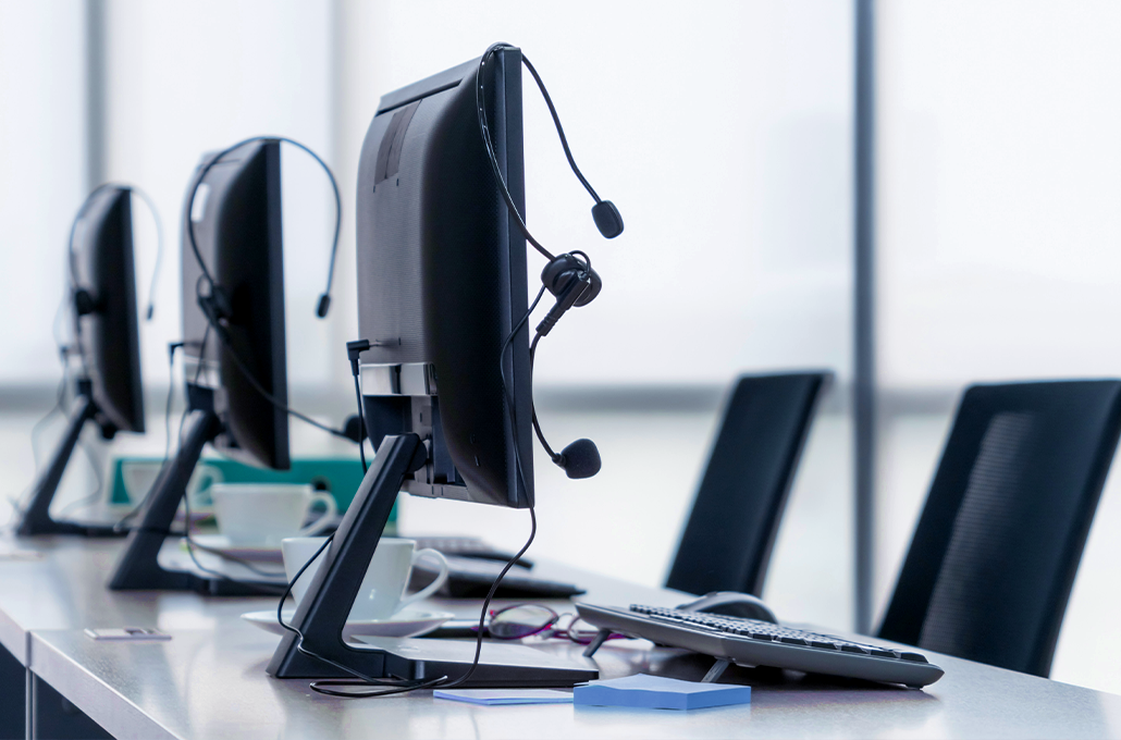 Oficina con ordenadores portátiles