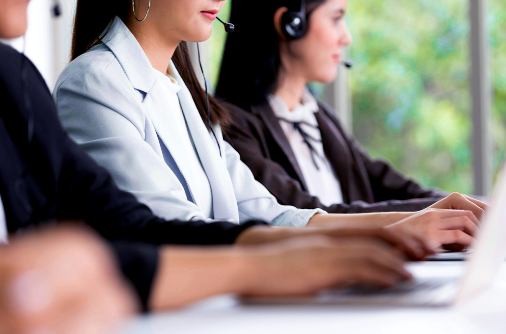 Empleados de un centro de atención telefónica en sus puestos de trabajo 