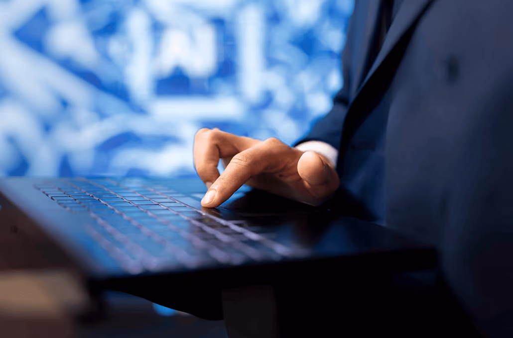 Um homem usando seu laptop.