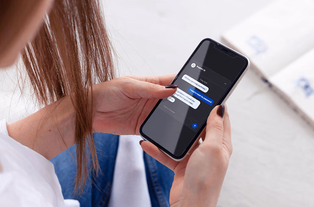 Uma pessoa segurando um smartphone e interagindo com uma interface de chat de atendimento ao cliente.
