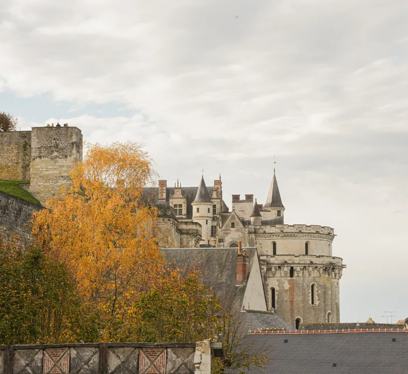 Le château royal d'Amboise en automne, à proximité du Relais d'Amboise, hôtel au cœur du circuit des Châteaux de la Loire.