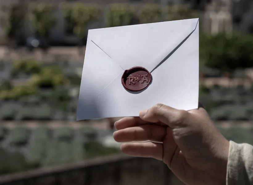 Enveloppe cachetée à la cire aux initiales R+A du Relais d'Amboise, château hôtel pour un weekend romantique en amoureux dans la Vallée de la Loire.