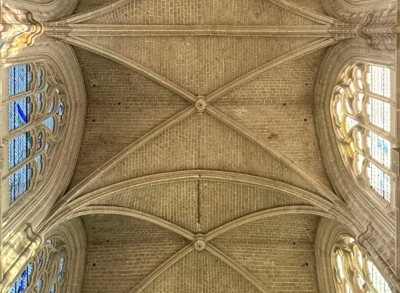 Gotische Gewölbe und Buntglasfenster einer Kirche in Amboise, die vom Relais d'Amboise, einem Schlosshotel im Herzen der Châteaux de la Loire, aus besichtigt werden können.