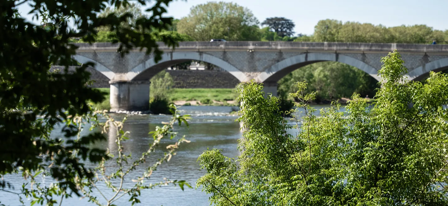 Le pont d'Amboise sur la Loire au printemps, à deux pas du Relais d'Amboise, château hôtel au bord de la Loire sur la route des vins.