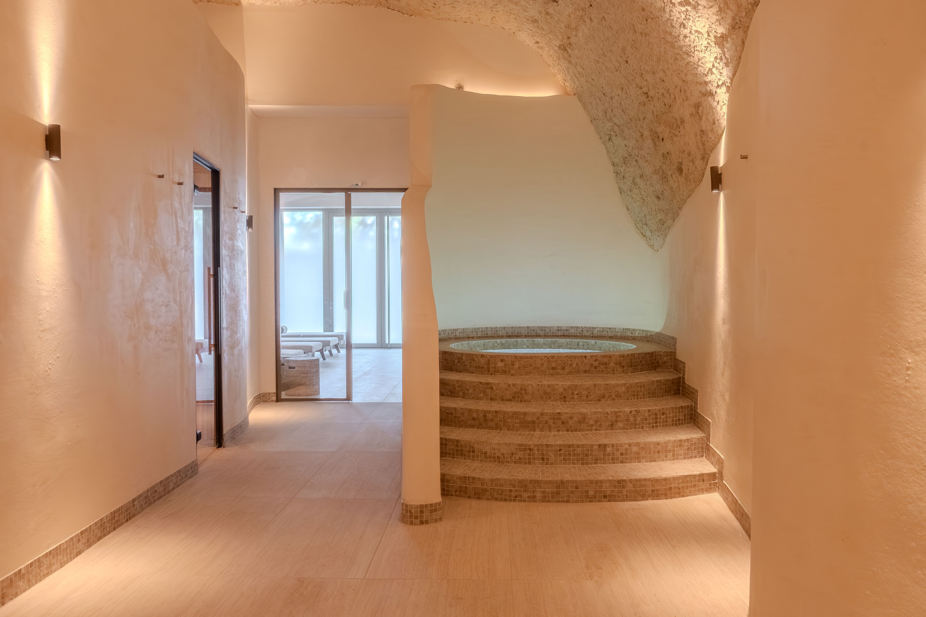 Jacuzzi en pierre dans la grotte troglodyte du spa du Relais d'Amboise, hôtel insolite et éco-responsable dans la Vallée de la Loire.