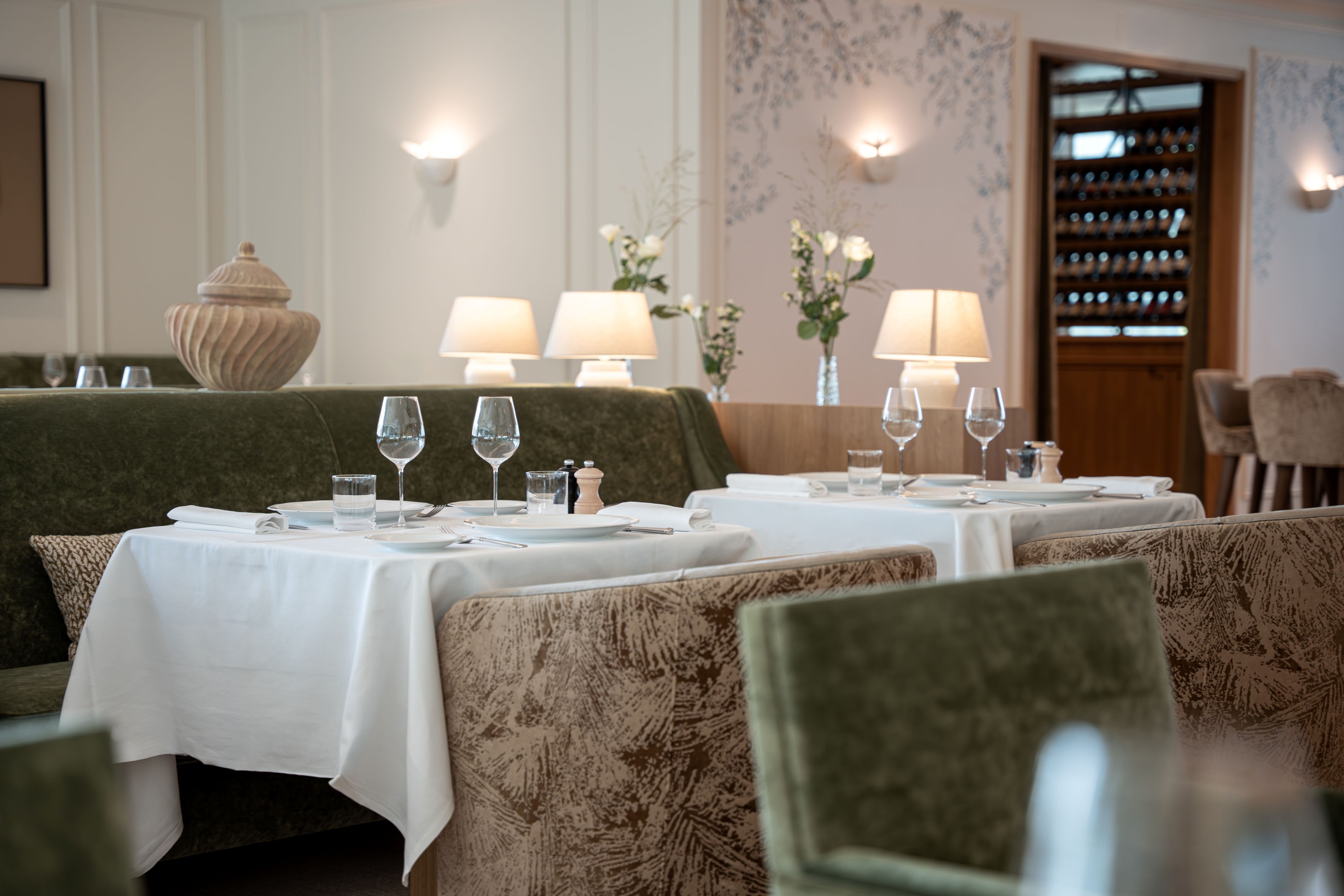 Salle du restaurant Le Choiseul avec vue sur la Loire