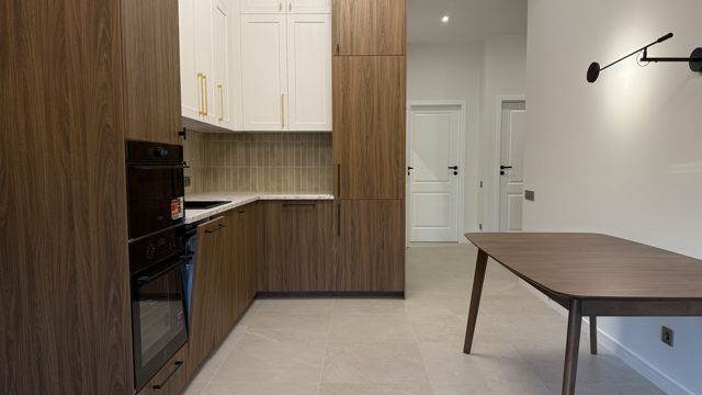 • Całkowita przeróbka instalacji elektrycznej – 77 punktów elektrycznych • Montaż 3 dodatkowych automatów w rozdzielni • Przeróbki hydrauliczne – 9 punktów • Montaż dwóch niezależnych konturów ogrzewania elektrycznego • Wykonanie gładzi na ścianach • Łazienka pod klucz (pełny zakres prac) • Układanie paneli podłogowych w jodełkę • Malowanie ścian w kolorze • Montaż osprzętu elektrycznego • Montaż zabudowy kuchennej • Montaż paneli dekoracyjnych na ścianach – 35 m² • Montaż dodatkowych elementów dekoracyjnych