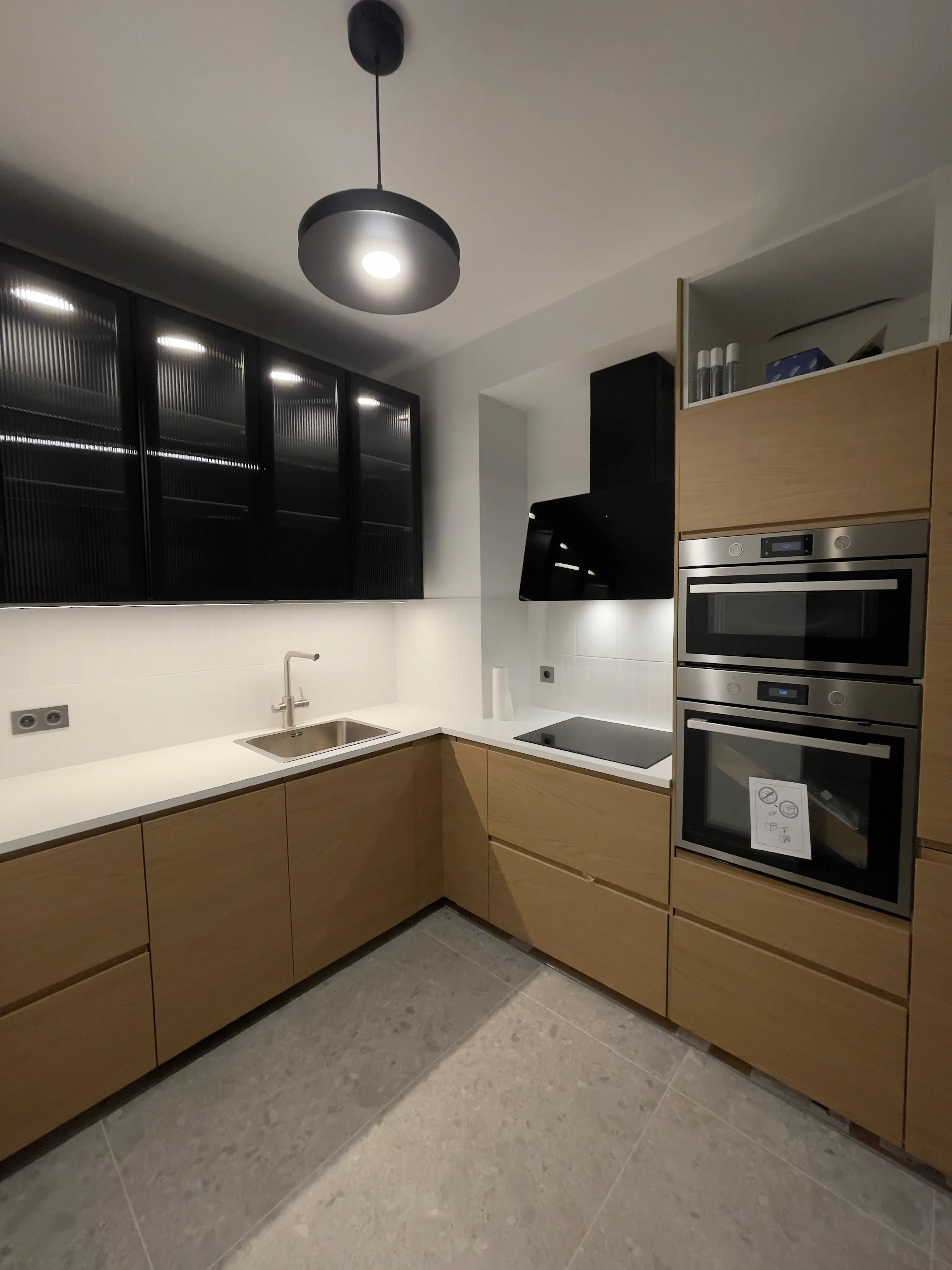 Kompleksowe wykończenie mieszkania 40 m² – od modyfikacji instalacji elektrycznej i hydraulicznej po montaż oświetlenia, drzwi i karniszy.