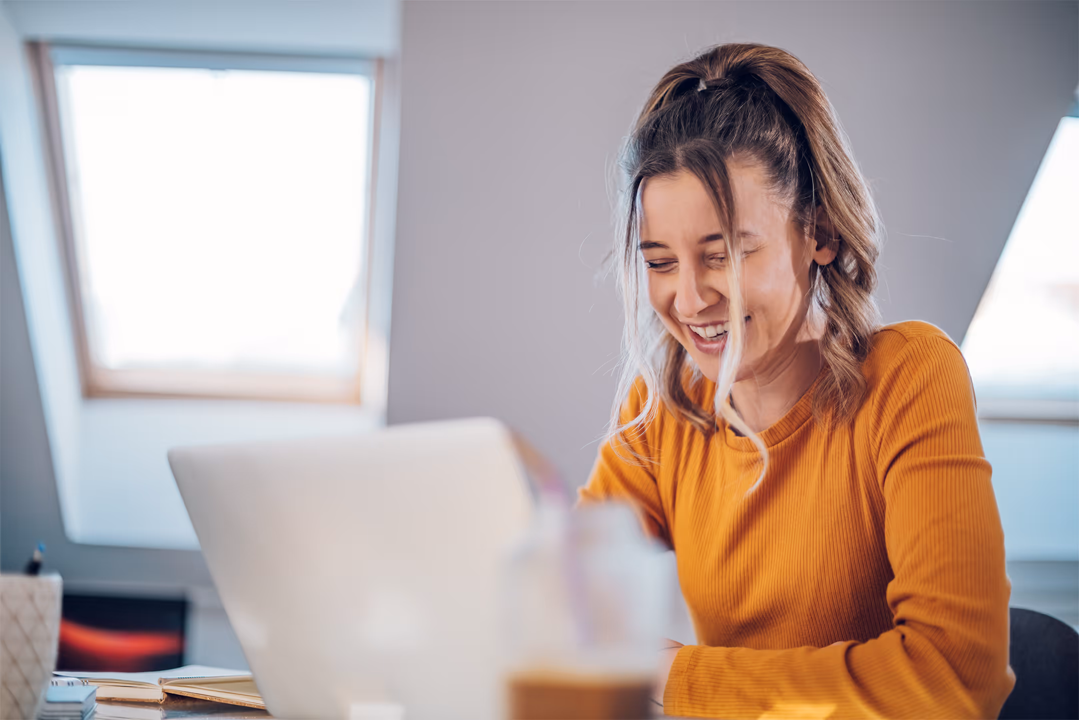 Yields employee in a online meeting