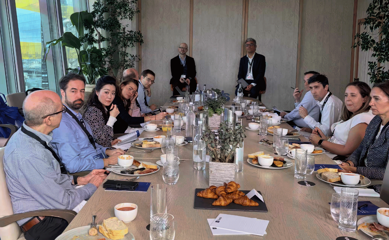 Wide view of the roundtable discussion