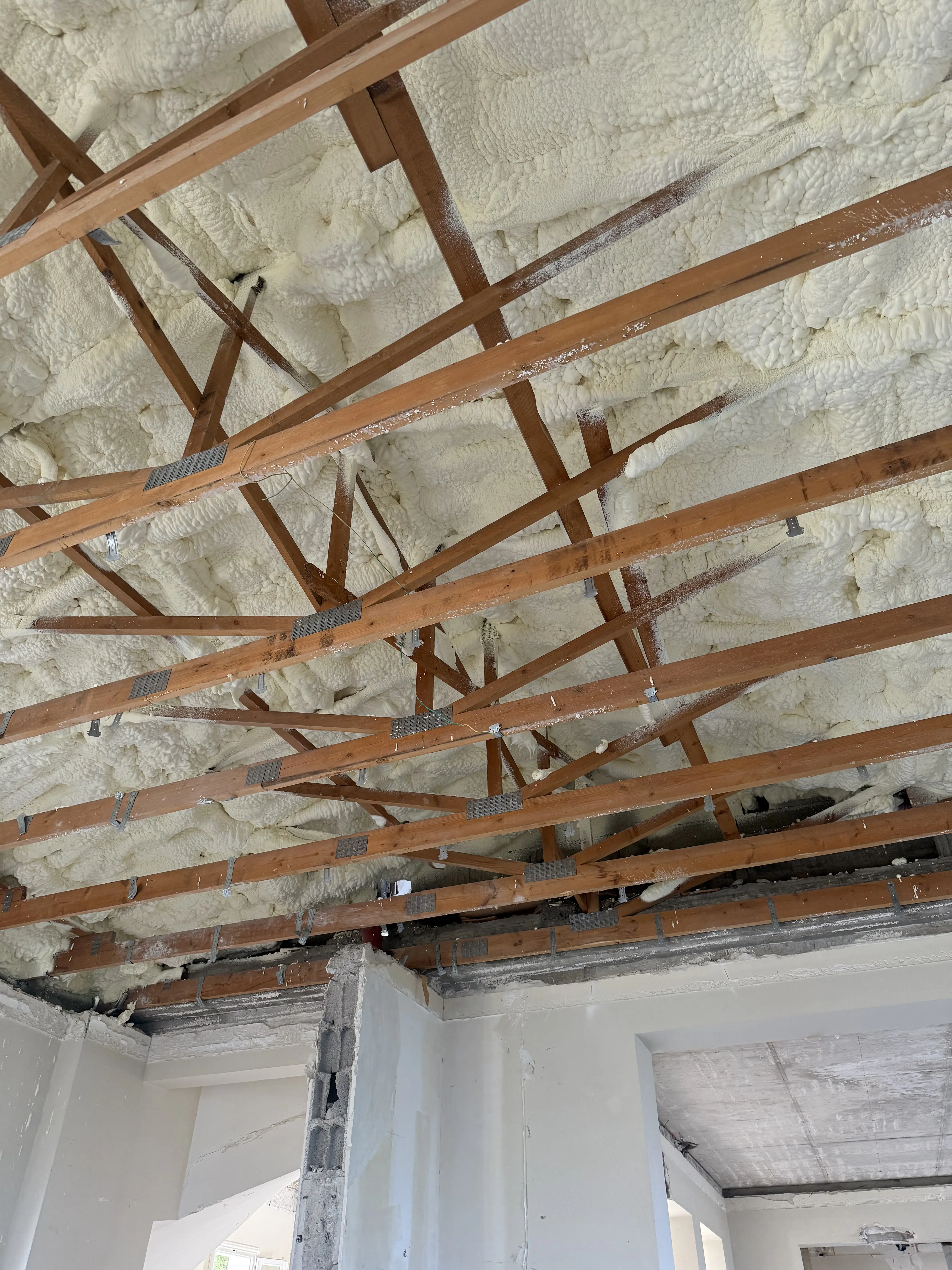 Isolation combles rampants mousse polyuréthane projetée - Alpes-Maritimes