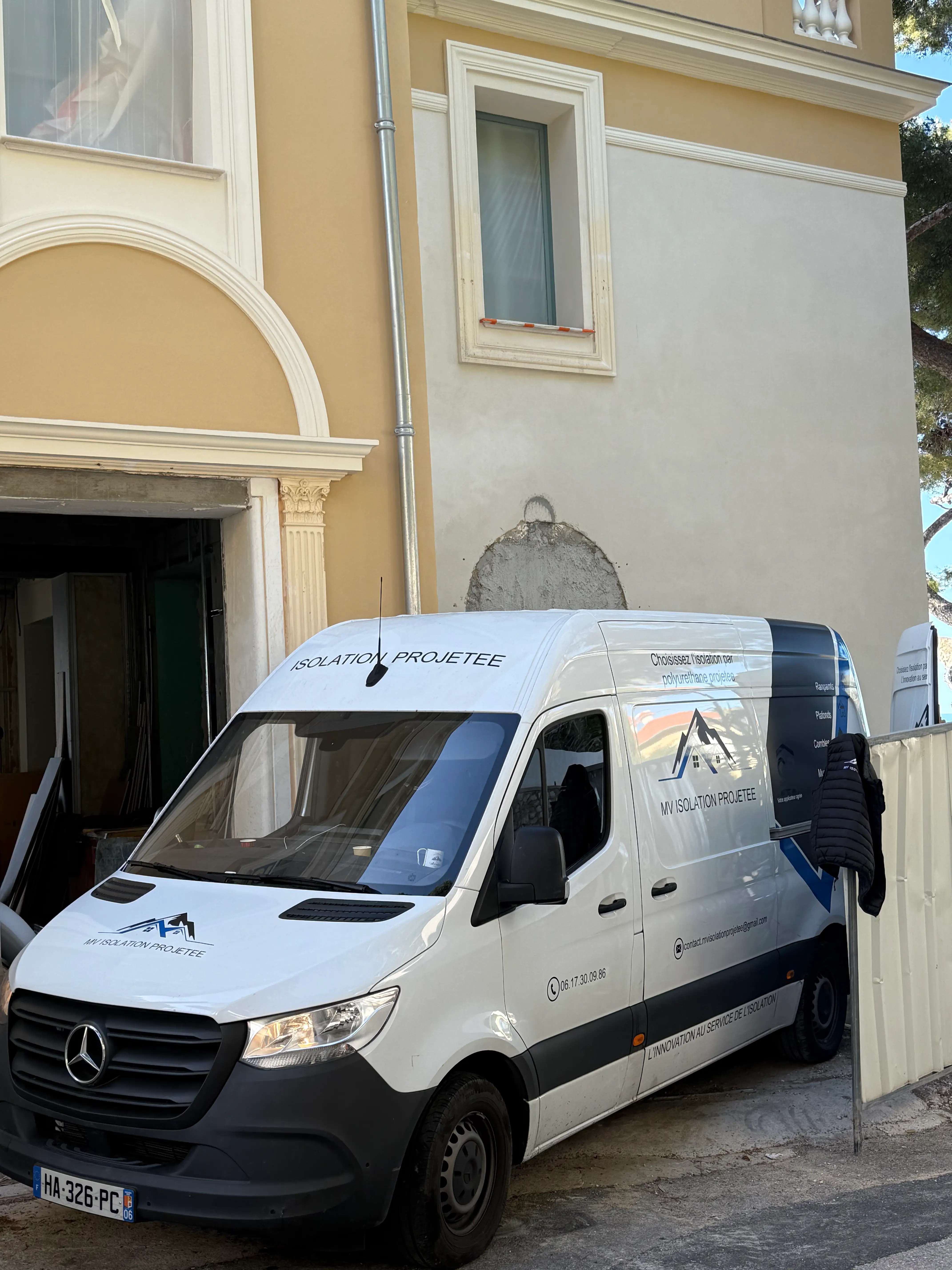 Véhicule MVisolation intervention isolation polyuréthane villa - Nice Cannes Antibes