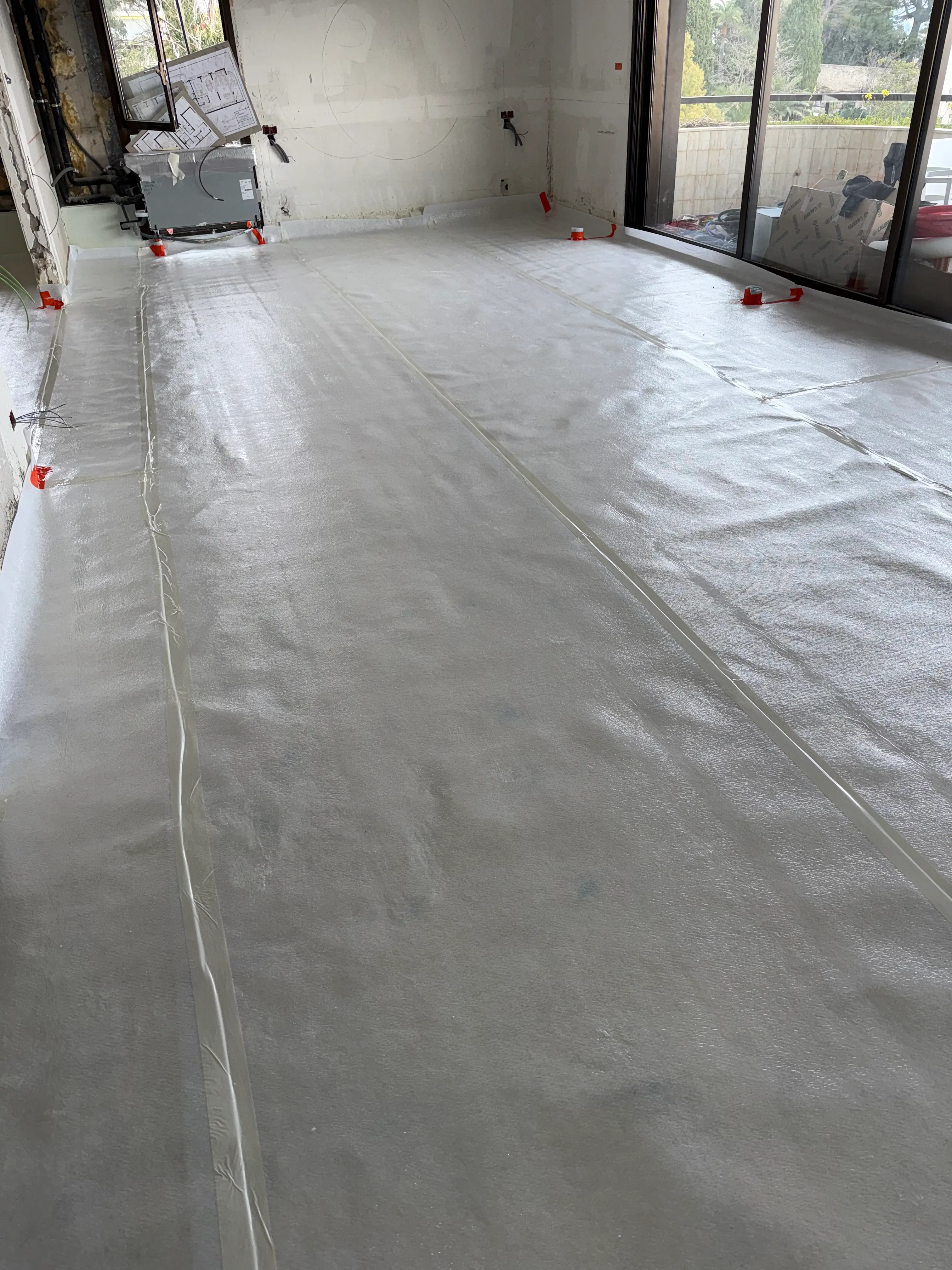 Préparation chantier isolation sol polyuréthane - protection avant projection