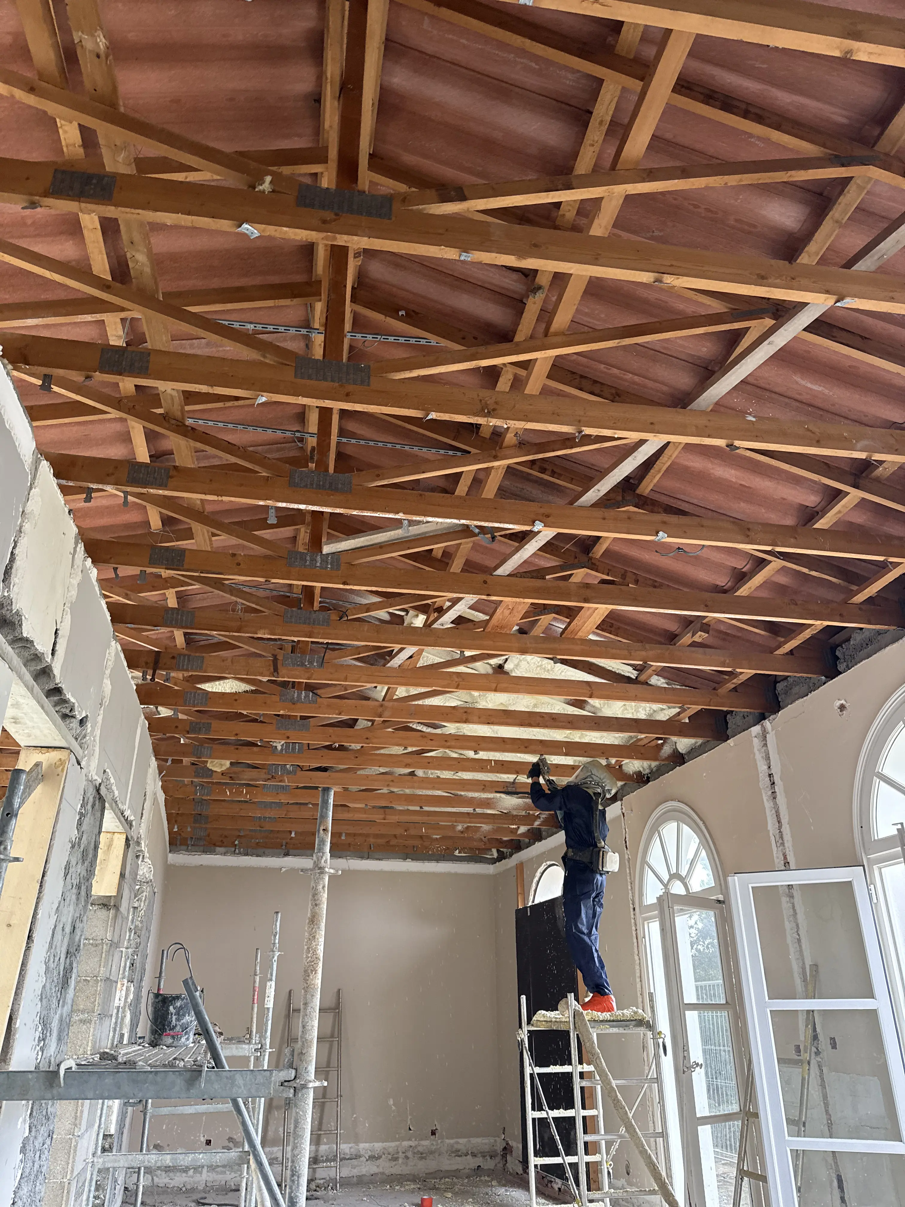 Technicien isolation toiture charpente bois mousse polyuréthane - Alpes-Maritimes