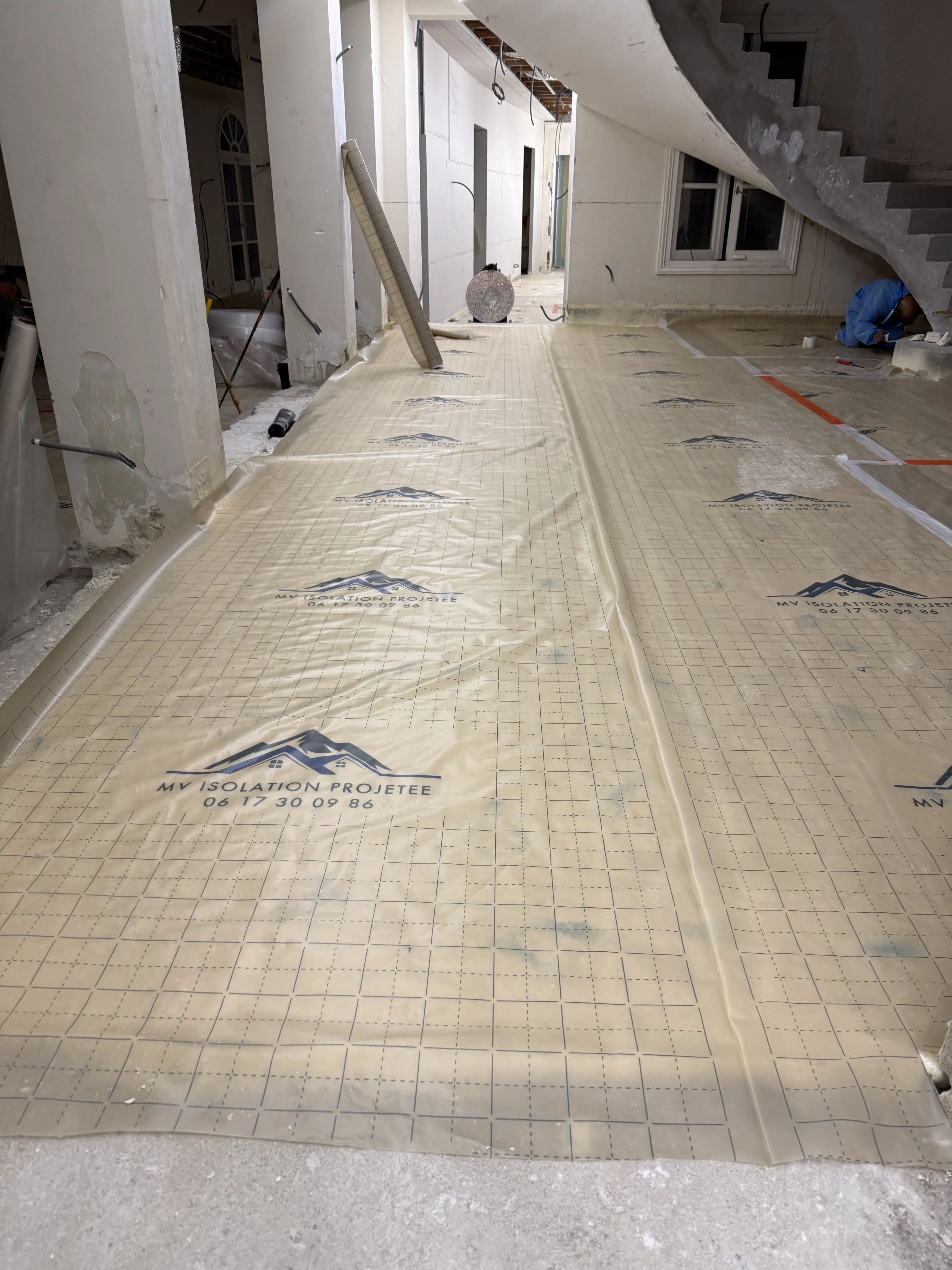 Robot isolation vide sanitaire projection mousse plafond - chantier MVisolation